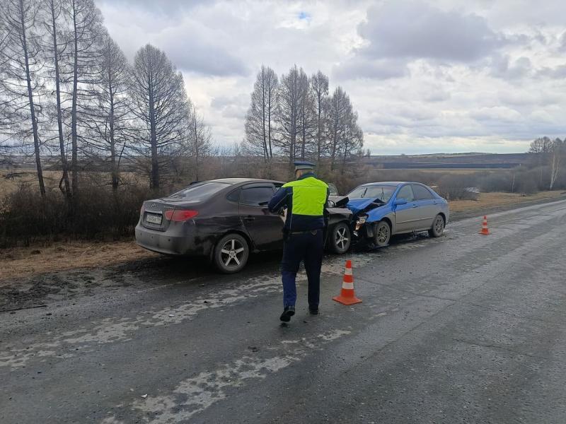 ДТП на трассе под Туринском — водитель «Хендэ» проигнорировал знак и столкнулся с «Киа» | На уральской трассе водитель «Хендэ» врезался в «Киа» при обгоне
