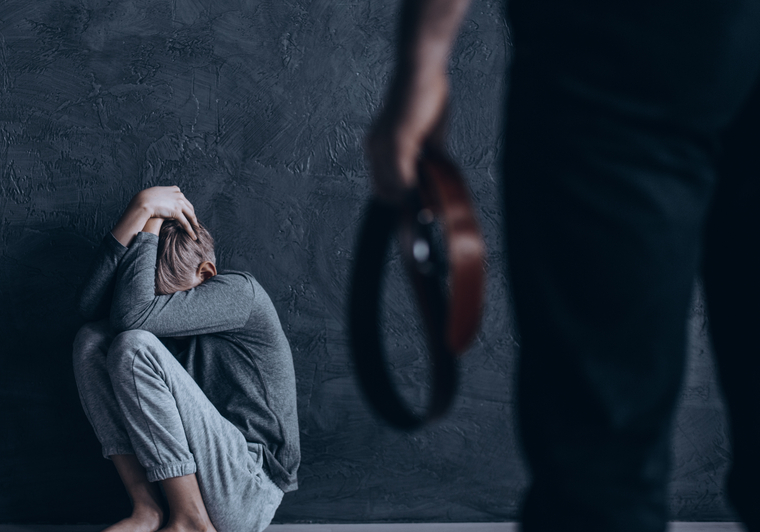 Набожные родители привязали ребенка к столбу за шею