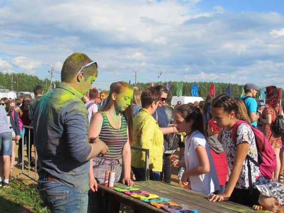 День молодежи прошел в Каменске-Уральском: главным атрибутом стали краски. Все участники праздника слушали живые выступления музыкантов