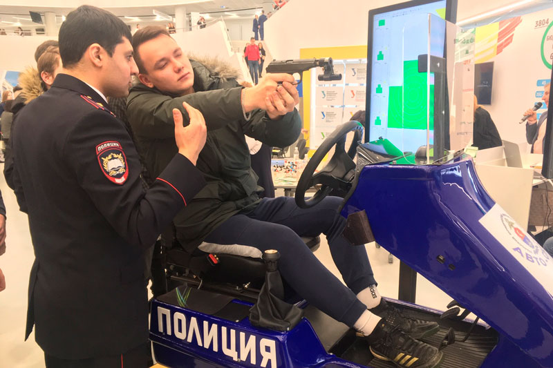 Каменск-Уральский радиотехнический колледж на выставке «Образование и карьера на Урале» рассказал абитуриентам о создании роботов