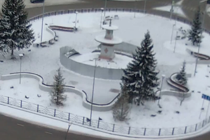 Из фольги что ли сделан? Забор, которым власти обнесли на зиму фонтан на пл. Горького в Каменске, рухнул от ветра. Пришли подростки...