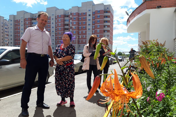 Спецкомиссия из каменской мэрии созерцала красоту, которую навели красногорцы у своих домов в рамках конкурсов по благоустройству