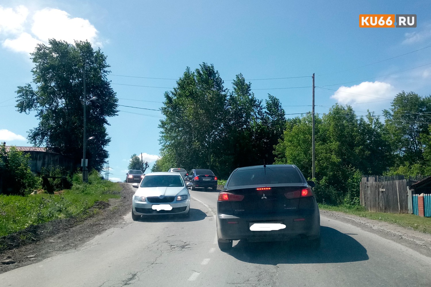 Гаишники устроили коллапс в районе Волковской плотины в Каменске-Уральском, через которую в эти дни в объезд идет мощный поток транспорта