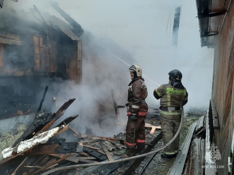 Пожар в Каменске-Уральском уничтожил дом — спасатели боролись с огнём часами | В Каменске-Уральском сгорел двухквартирный дом на улице Чапаева