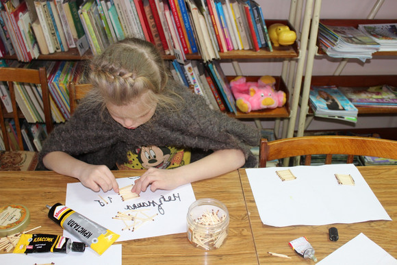 Спички, клей и шишки использовали дети вместе с библиотекарем из Каменска-Уральского, чтобы смастерить избушку Бабы-Яги