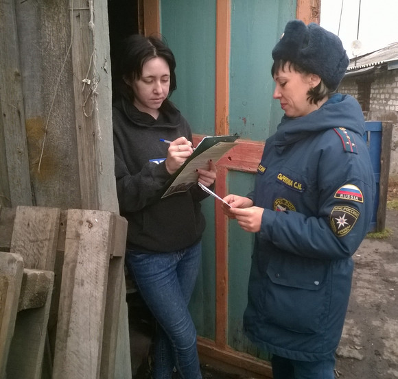 В рамках профилактической операции «Жилище» огнеборцы провели рейд в частном жилом секторе Каменска-Уральского