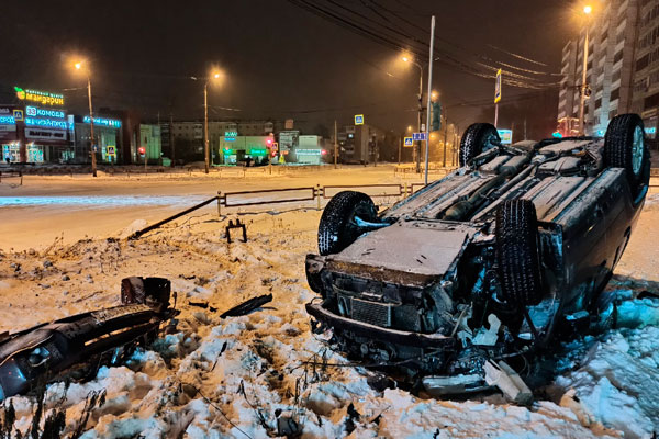 Налетел на ограждение и перевернулся. На оживленном перекрестке в Каменске-Уральском ночью произошло ДТП — тормозить было бесполезно