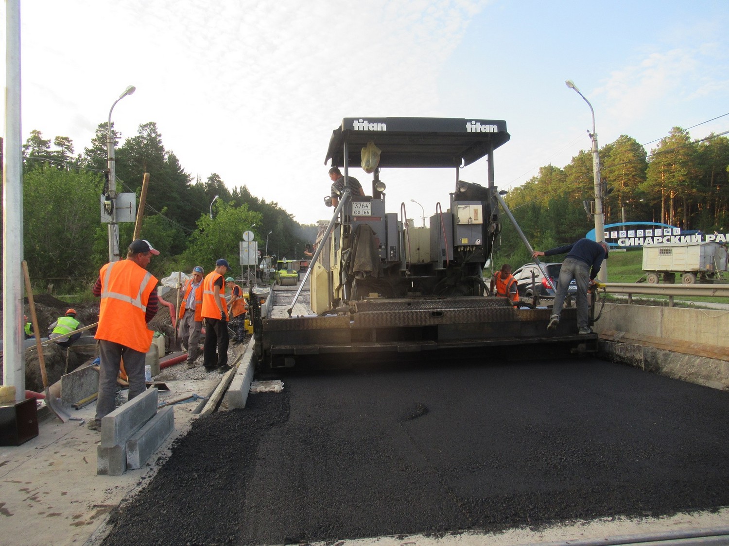 Старый асфальт на Байновском мосту и на подходах к нему «пошел под нож». Как идет ремонт самого важного в эти дни объекта в Каменске