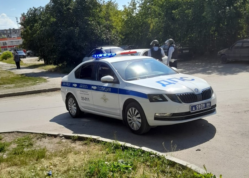 Учения — секретное мероприятие? Силовики отрабатывают действия при минировании школы в Каменске, одного из прохожих насильно вывели...