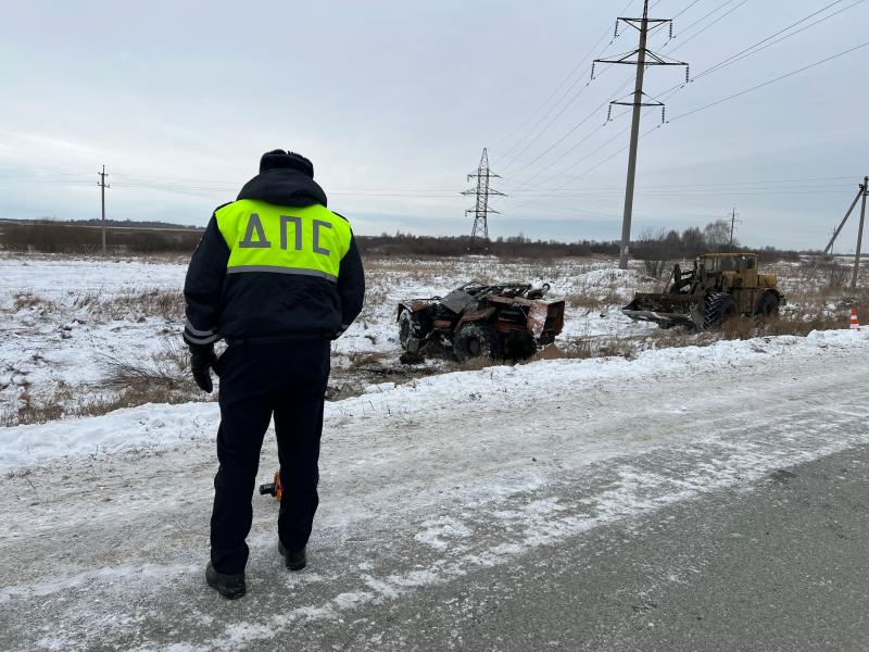 Под Каменском-Уральским трактор опрокинулся на трассе: погиб водитель | Смертельное ДТП под Каменском-Уральским: трактор съехал в кювет