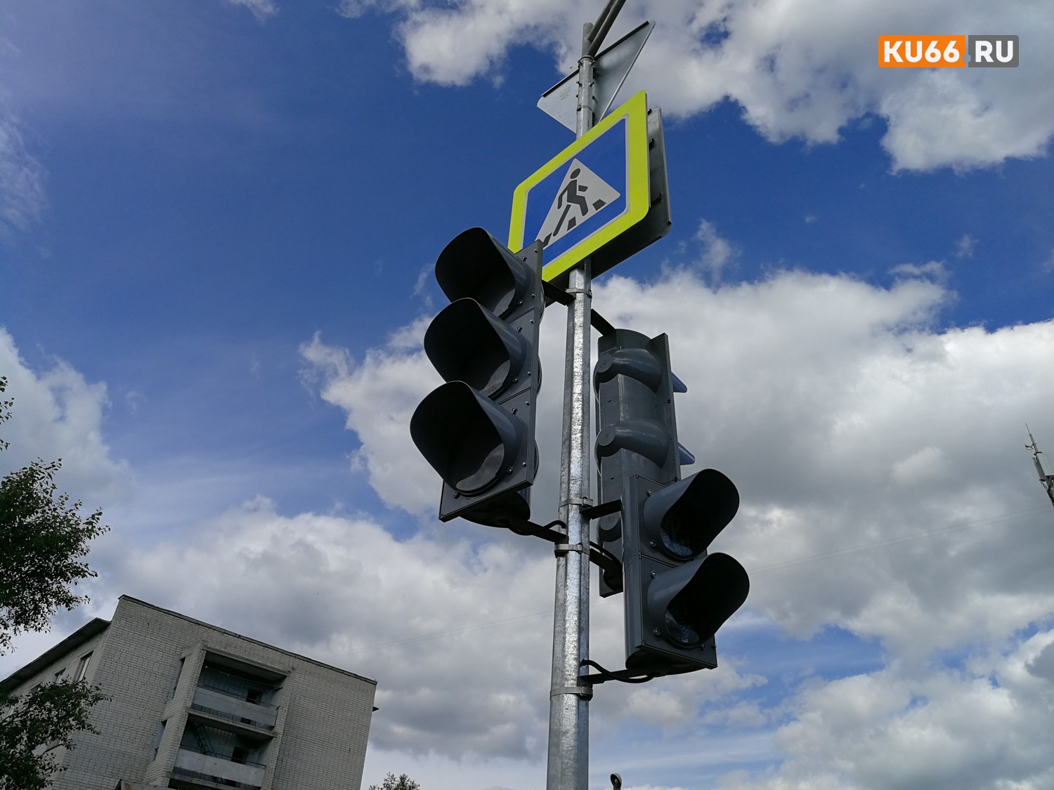 Через несколько дней заработает новый светофор на перекрестке Парковая-Добролюбова в Каменске. Сегодня проведут пробный пуск