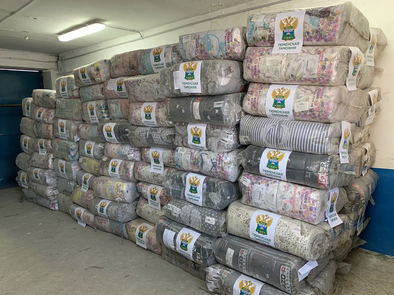 Подарить, нельзя уничтожить: конфискованные 12,5 тысяч единиц одежды передали социальному учреждению