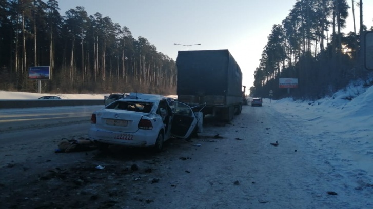 На Кольцовском тракте такси столкнулось с фурой, два человека погибли