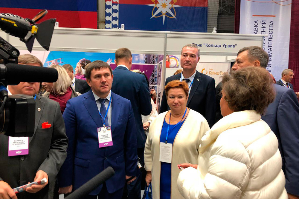 Пятеро бизнесменов из Каменска-Уральского и компания чиновников на слете в Новоуральске привлекают внимание к местным экскурсиям