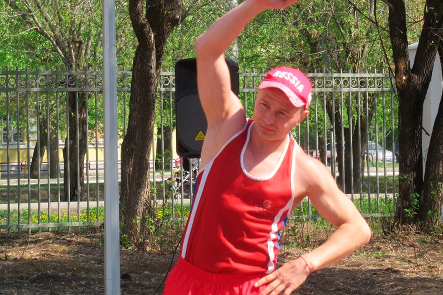 В городском парке в Каменске-Уральском, несмотря на жару, состоялась массовая зарядка с чемпионом. Одни занимались, другие наблюдали