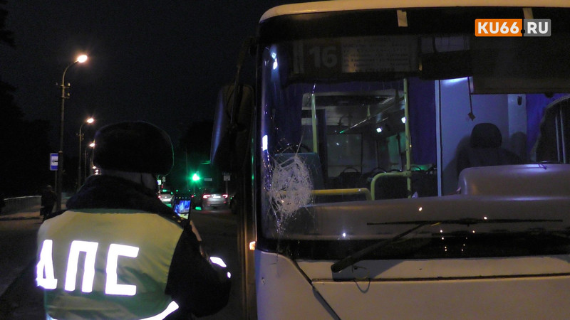 Внезапно вышел на дорогу. Маршрутный автобус сбил мужчину на улице Рябова в Каменске-Уральском. Пострадавшего увезли в больницу