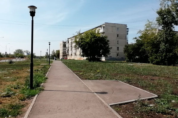 На аллее по ул. Пушкина в Каменске-Уральском продолжаются работы по благоустройству — жители часто жаловались, что ходить здесь невозможно