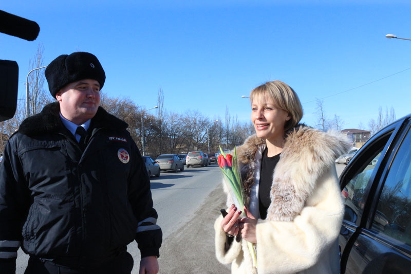 «Цветы для автоледи». В Каменске-Уральском сотрудники Госавтоинспекции поздравляли женщин с 8 Марта