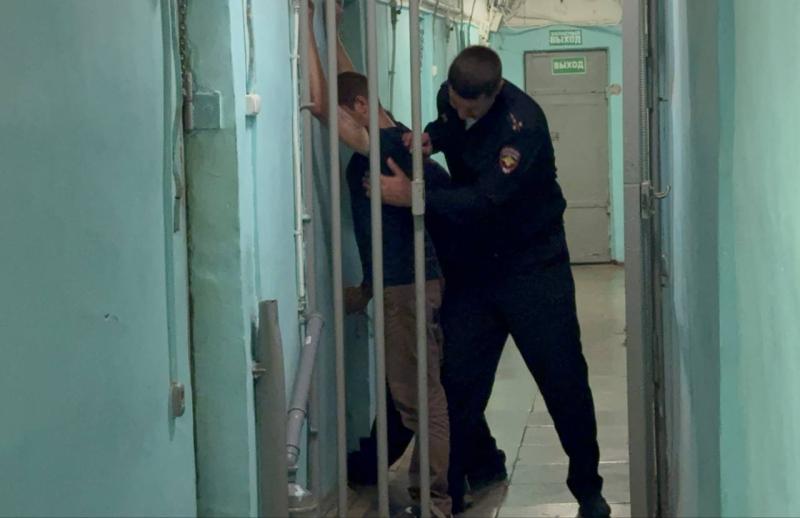 Ссора из-за двери закончилась поножовщиной: в Каменске-Уральском задержали очередного маргинала | В Каменске-Уральском пьяный мужчина напал на собутыльника из-за сломанной двери