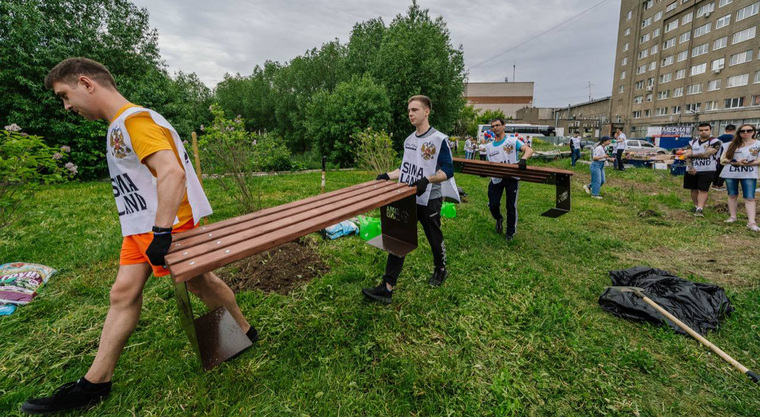 В Каменске-Уральском замгубернатора Алексей Шмыков помог «Сима-ленду» провести субботник
