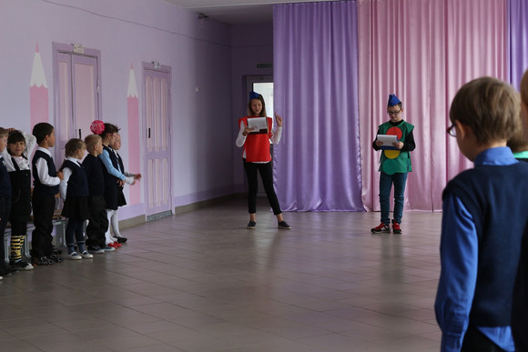 Зубрили правила, учились переходить перекрестки: первоклашек в Каменске-Уральском и районе посвятили в пешеходы и вручили удостоверения