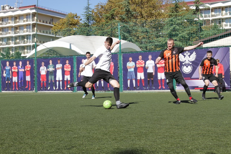 Отличный старт! На международном форуме «Горизонты» футболисты каменской «Синары» схлестнулись с коллегами из Екатеринбурга, обыграв их 3:0