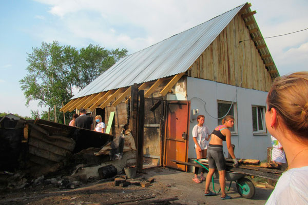Квартира для погорельцев готова — после ремонта здесь стало чисто, но поедут ли сюда жители Каменска-Уральского, пока неизвестно Квартира для погорельцев готова — после ремонта здесь стало чисто, но поедут ли сюда жители Каменска-Уральского, пока неизвестно