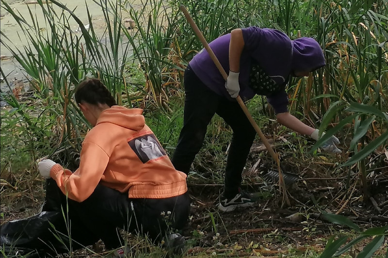 Из водоема в ходе субботника в Каменске-Уральском неравнодушные волонтеры вытащили кучу покрышек и бутылок, доски, трубы и даже телевизор