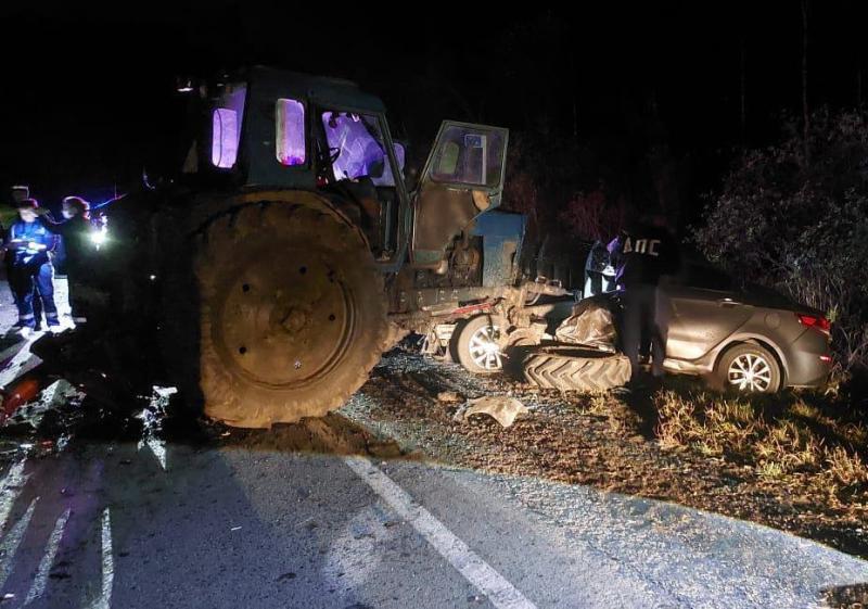 Семья из четырёх человек погибла в жутком ДТП с трактором в Свердловской области | Четыре человека, включая ребёнка, погибли в ДТП под Талицей
