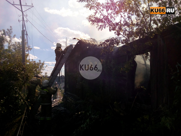 Сегодня в Каменске-Уральском сгорел частный жилой дом. ФОТО
