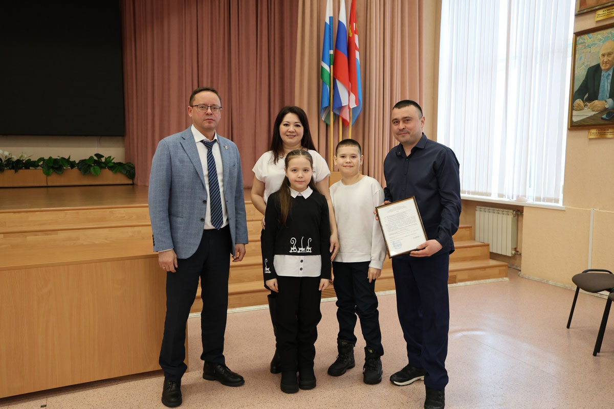 Четырём молодым семьям в Каменске-Уральском вручили сертификаты на жильё | В Каменске-Уральском четыре молодые семьи получили выплаты на жильё
