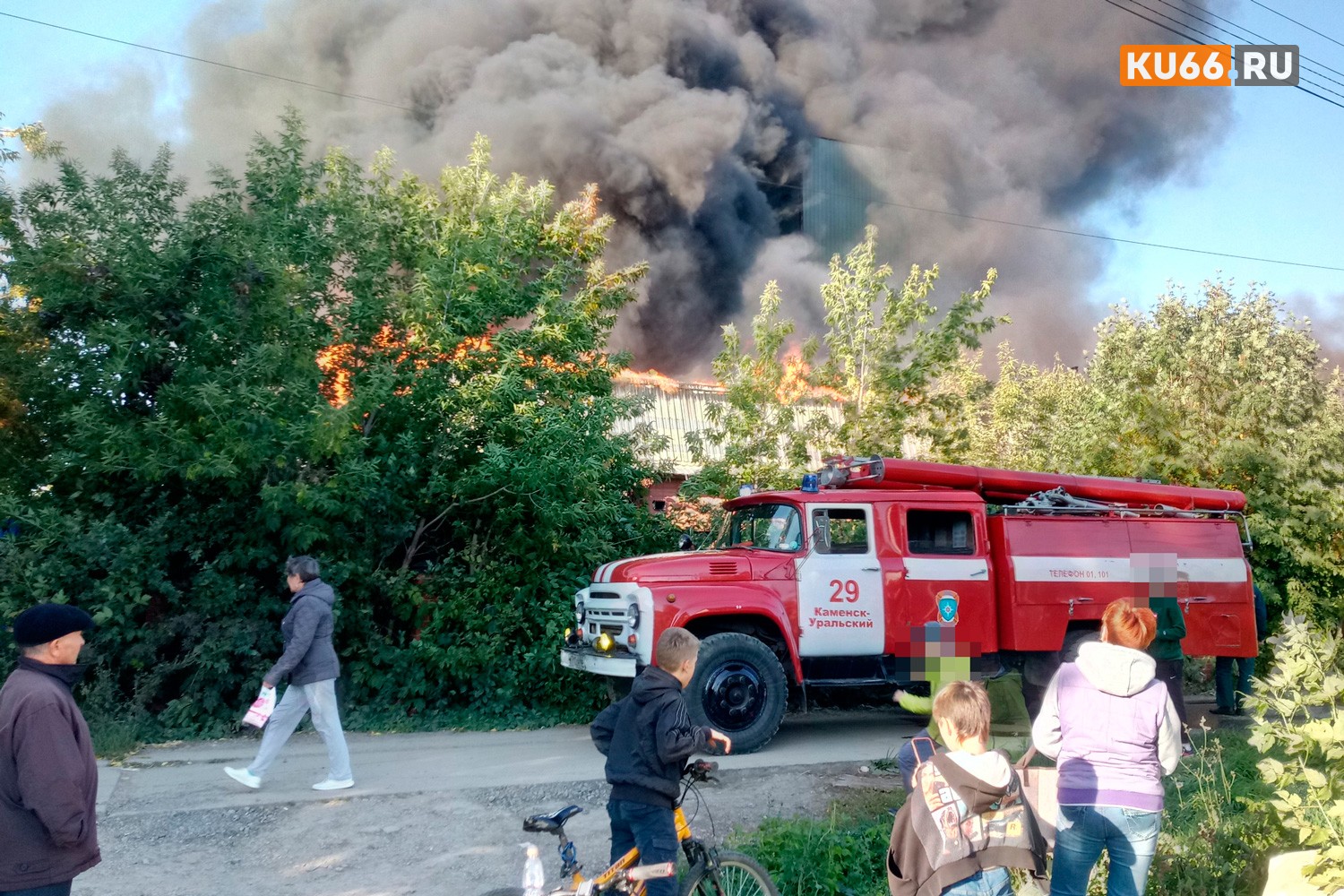 Пламя сильное, видно издалека: в Каменске-Уральском полыхает кафе по ул. Матросова — вам оно известно как «Мегарон» или «Большая медведица»