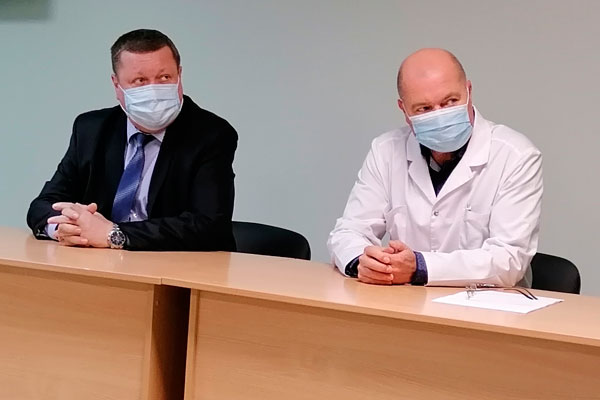 Чиновник из Минздрава области проверял «красную зону» ковидного госпиталя в Каменске и посоветовал медикам, как улучшить эпидситуацию