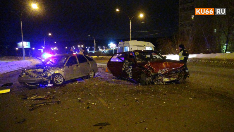 Две отечественные легковушки жестко столкнулись на ул. Алюминиевой в Каменске-Уральском из-за женщины-водителя. Пострадавшие в больнице