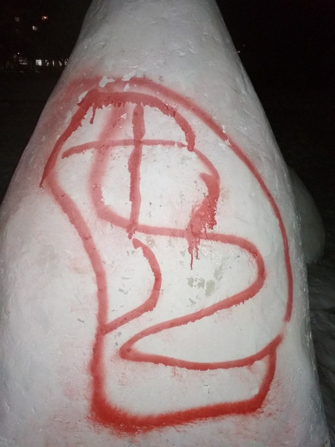 «Лишь бы пакостить!» В Каменске-Уральском вандалы разрисовали скульптуры Умки и его мамы у озера Семь ключей