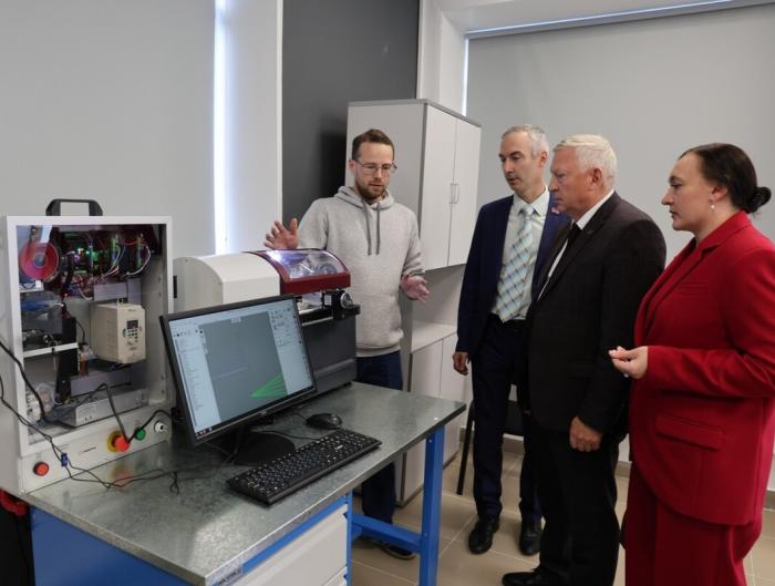 Каменск-Уральский готовит инженеров с детства: в городе открылся лицей нового уровня | В Каменске-Уральском открылась школа для будущих инженеров