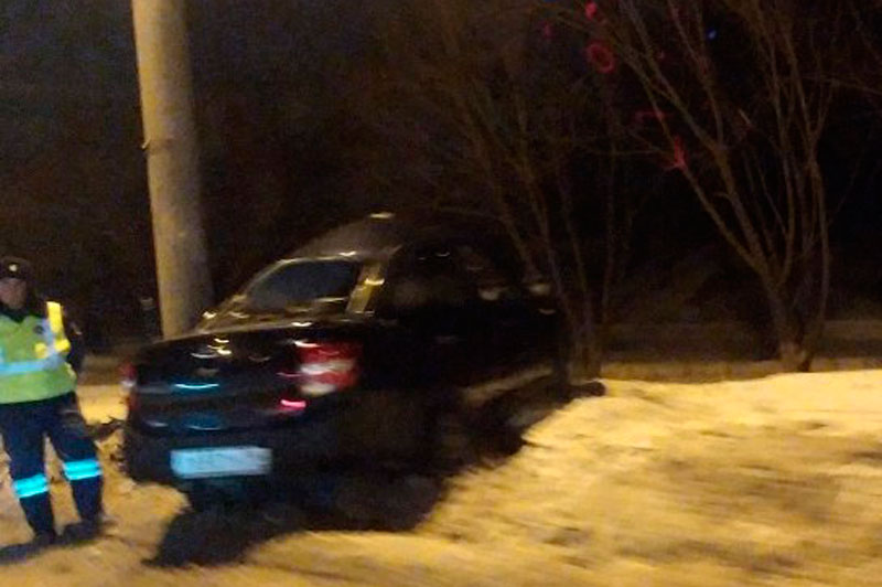 Автомобилисты дважды влетали в столбы освещения в Каменске-Уральском — то женщина с управлением не справилась, то вдруг мужчина...