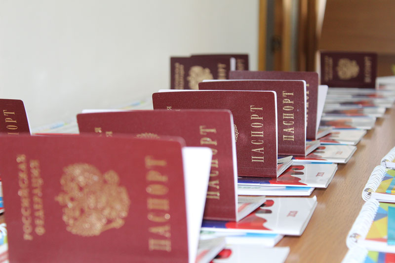 В День Конституции чиновники вручили молодежи Каменска-Уральского первые в их жизни паспорта и рассказали об истории главного документа