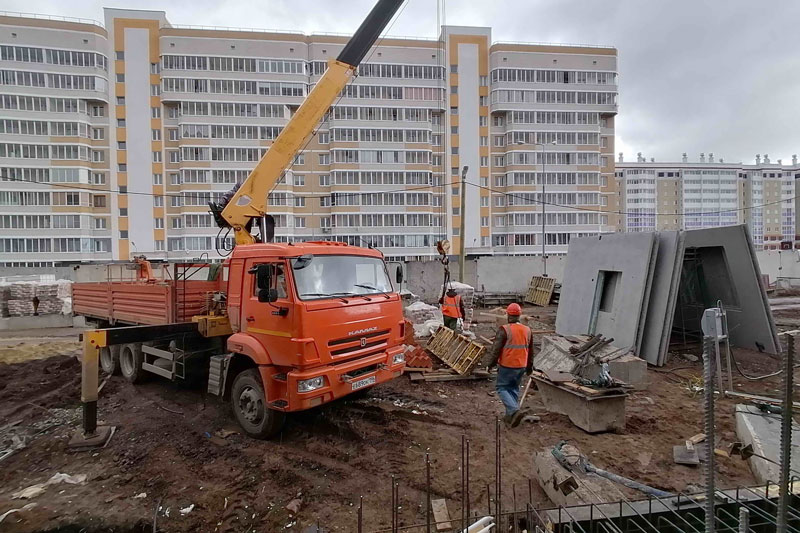 В мае «коробка» будет завершена, прокладывают коммуникации: мэр приехал осмотреть строительство детсада в мкрн Южном Каменска-Уральского