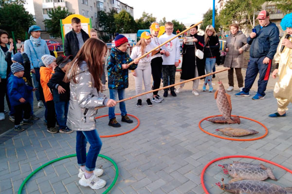 Коллектив ДК «Юность» устроил праздники на новых детских площадках в тех дворах Каменска-Уральского, которые нынче благоустроили