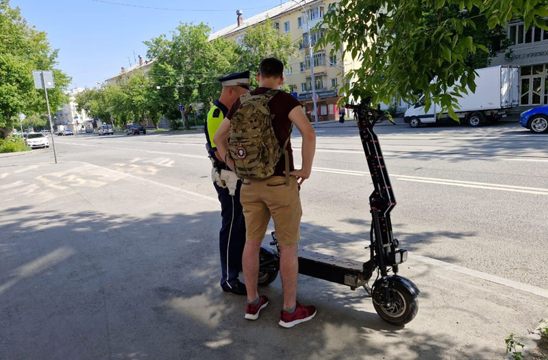 Слуцкий предложил запретить электросамокаты на тротуарах для взрослых | В России хотят запретить самокаты на тротуарах для взрослых