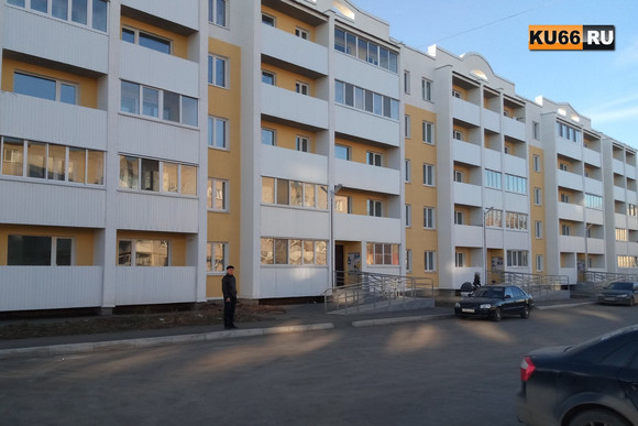 У жителей пятиэтажки по улице Парковая в Каменске-Уральском проблем не счесть: освещения нет, вокруг бурелом, новый забор спилили рабочие…