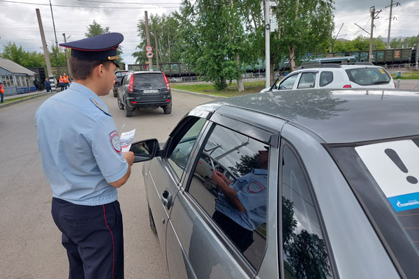 Сотрудники ГИБДД вместе с железнодорожниками вышли к водителям на переезды провести беседы