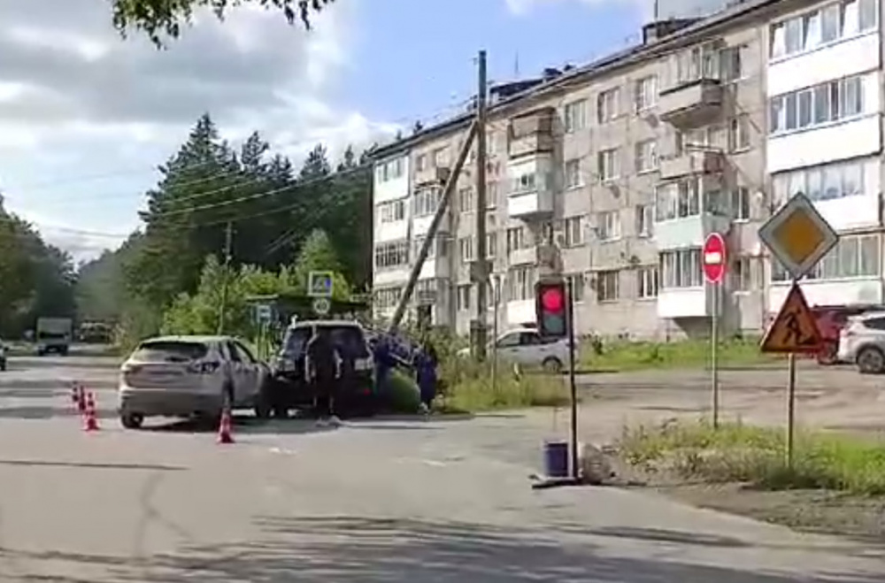 В Свердловской области водитель умер за рулем и протаранил две машины | В Ревде произошло смертельное ДТП