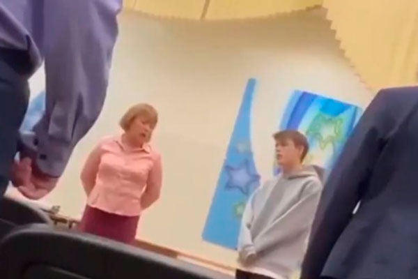 Учительница из Санкт-Петербурга рассказала, почему потребовала от выпускника извиниться на коленях