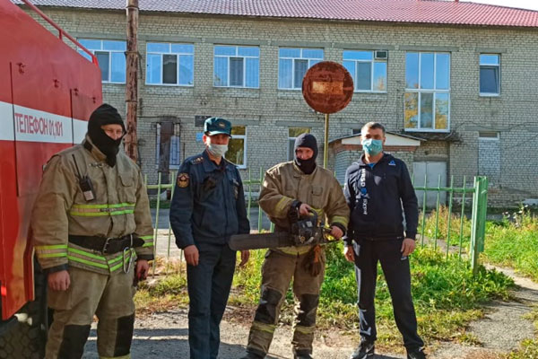 Спасатели вырубили деревья в наркодиспансере Каменска-Уральского — ветки там настолько разрослись, что могли наделать немало бед
