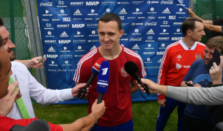 Вратарь сборной России по футболу устроил пьяный скандал в аэропорту