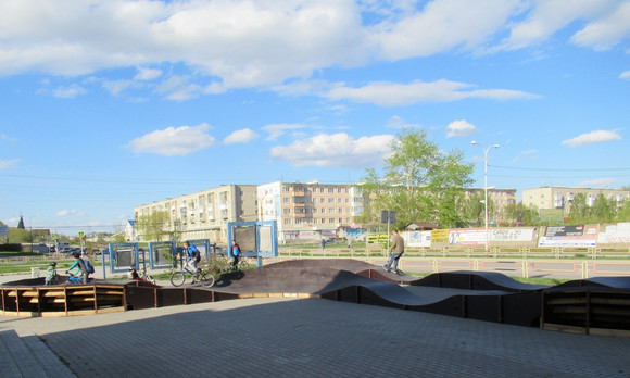 «Ребята вовсю катаются!» В Каменске-Уральском открыли памп-трек для всех желающих самокатчиков и велосипедистов