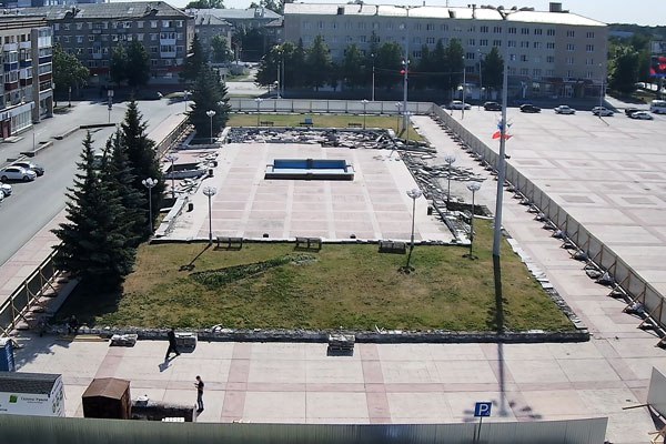 На площади Ленинского комсомола уже срезают бетон