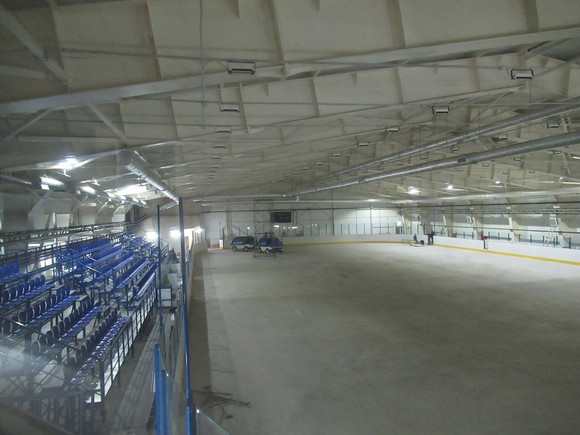 Одни трудятся руками, другие — головой. Возведение крытого катка в Каменске — на финишной прямой. Осматривать его зачастили чиновники